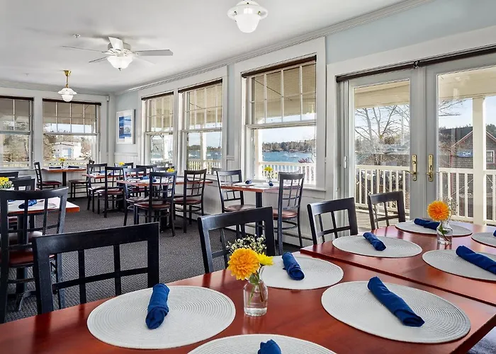 East Wind Inn & Suites