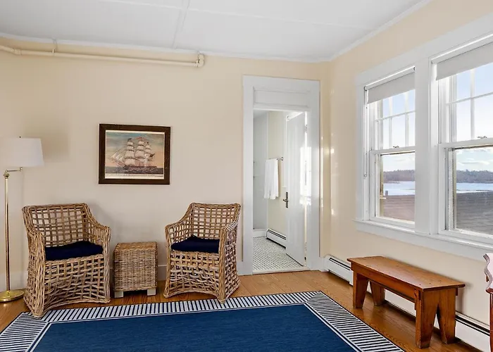 East Wind Inn & Suites
