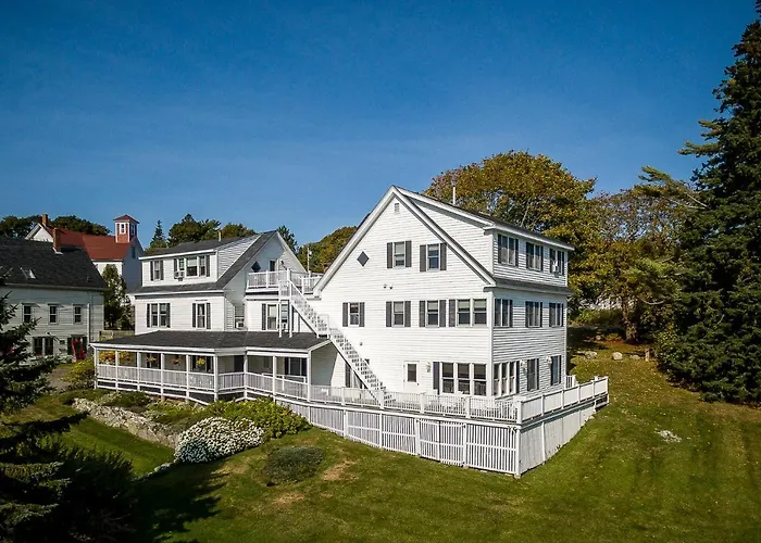 East Wind Inn & Suites